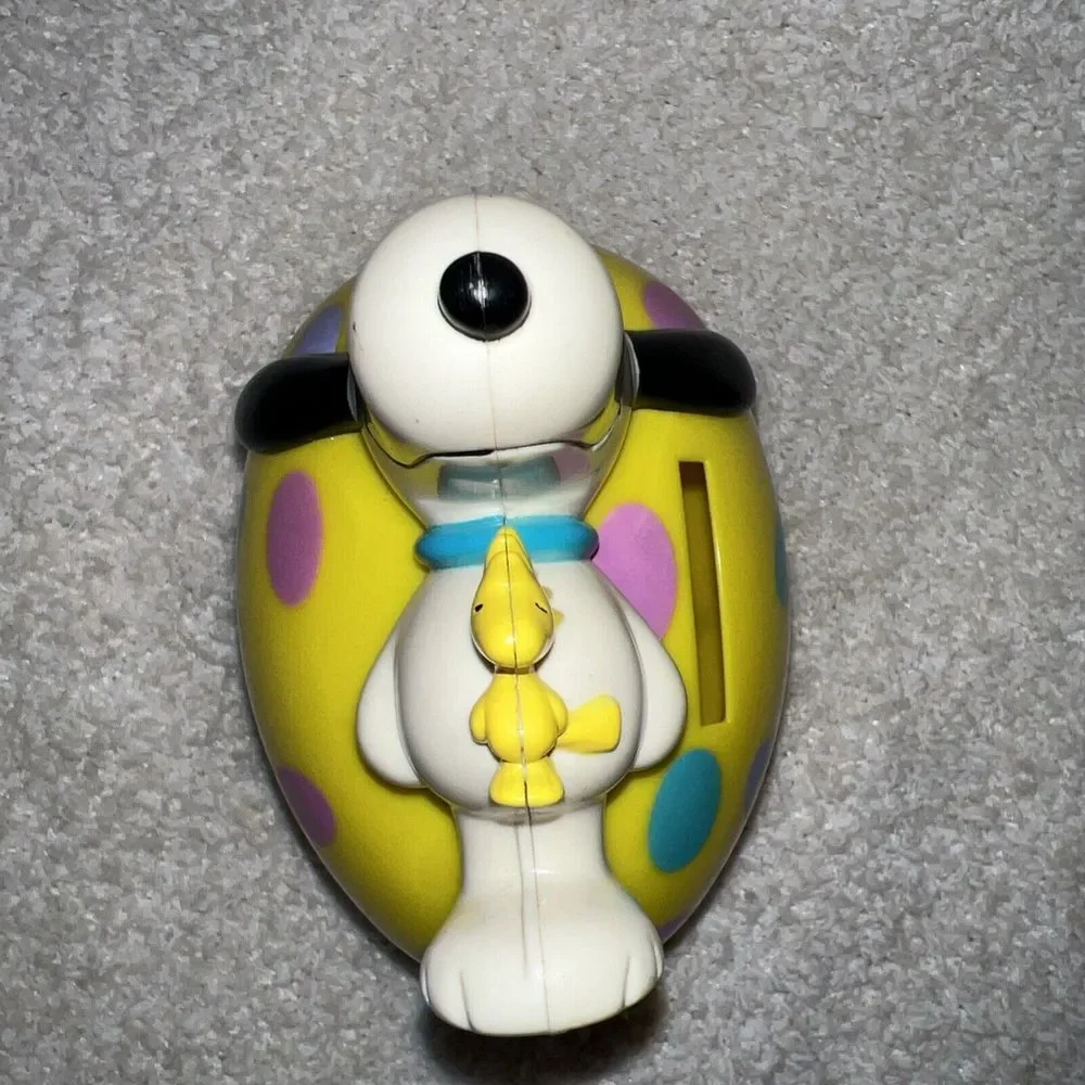 Whitman's Candies Peanuts SNOOPY and WOODSTOCK‎ Plastic Easter Egg Bank